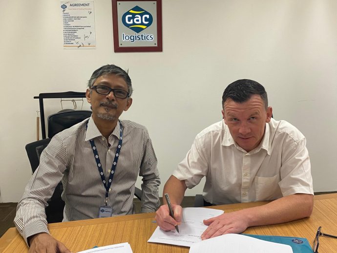 Awang Azrulyani Director from Uminaca L and Herman Jorgensen Managing Director for GAC Malaysia R sign the JV